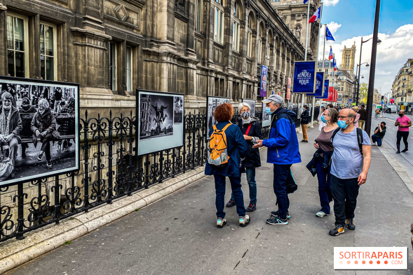 Parisiennes, l'exposition photos de Nikos Aliagas sur les grilles de l'Hôtel de Ville