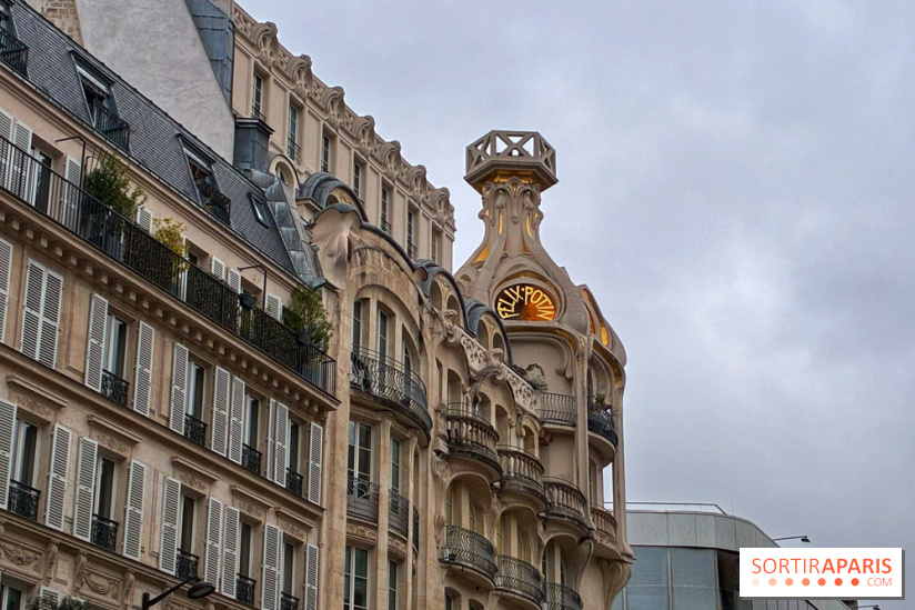 Que cache cette façade et ce toit en forme de bouchon de champagne ?