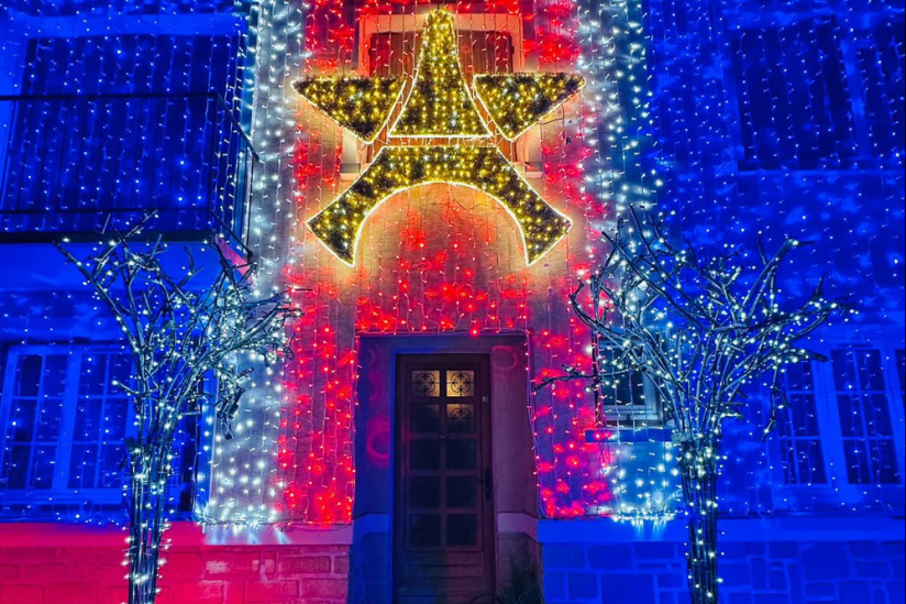 PSG : où voir cette incroyable maison décorée aux couleurs du Paris-Saint-Germain pour Noël ?
