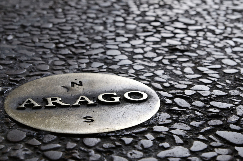 Partez sur les traces des médaillons Arago et leurs secrets, cachés sous nos pieds dans Paris