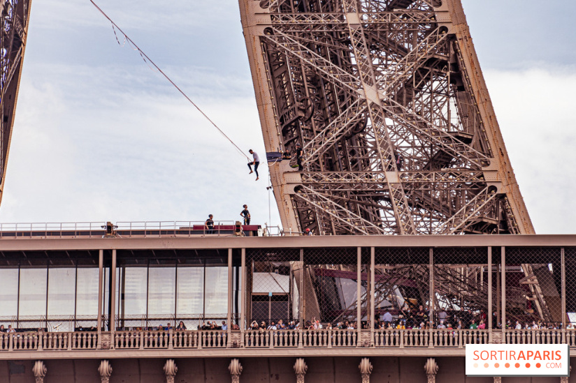 Le Funambule Nathan Paulin traverse le Trocadéro de la Tour Eiffel au Théâtre Chaillot