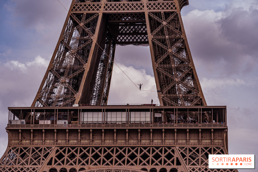 Le Funambule Nathan Paulin traverse le Trocadéro de la Tour Eiffel au Théâtre Chaillot