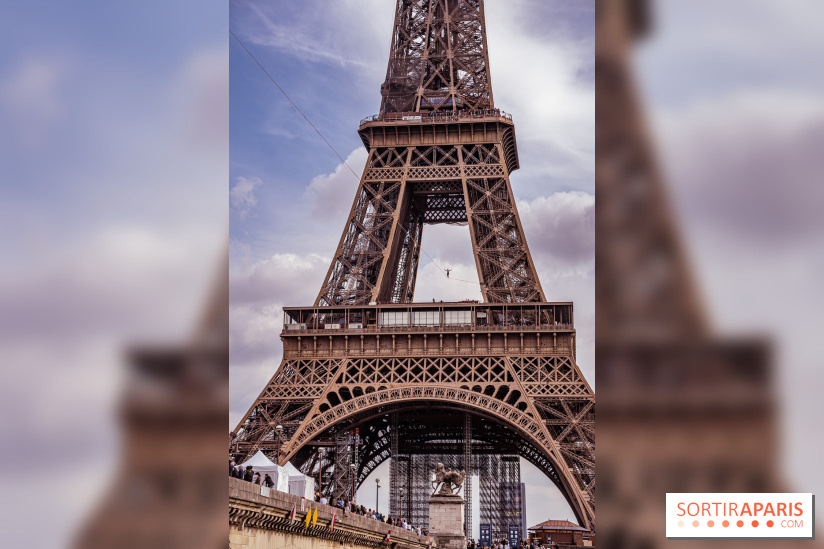 Le Funambule Nathan Paulin traverse le Trocadéro de la Tour Eiffel au Théâtre Chaillot
