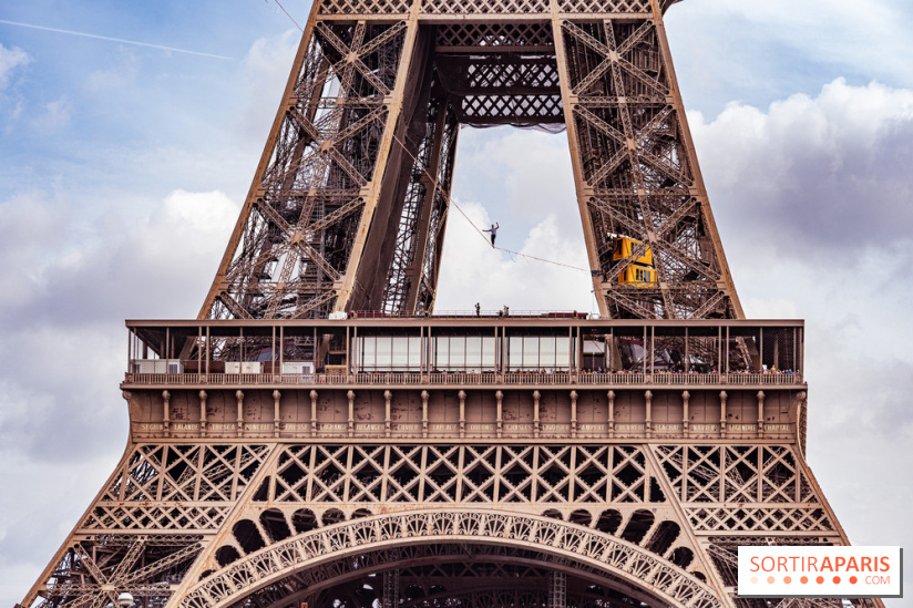 Le Funambule Nathan Paulin traverse le Trocadéro de la Tour Eiffel au Théâtre Chaillot