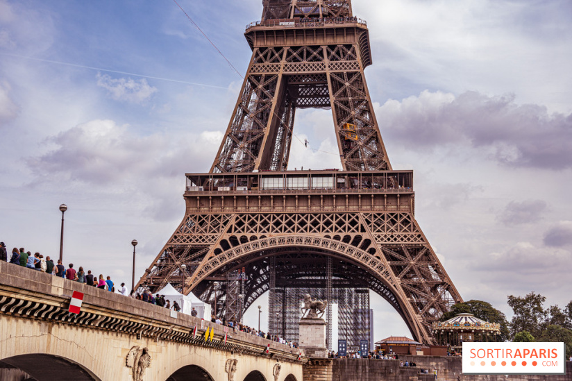 Le Funambule Nathan Paulin traverse le Trocadéro de la Tour Eiffel au Théâtre Chaillot