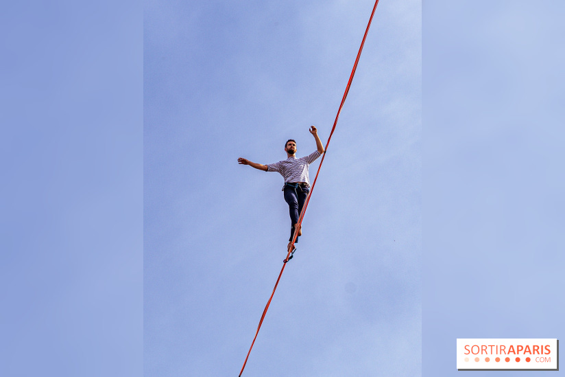 Le Funambule Nathan Paulin traverse le Trocadéro de la Tour Eiffel au Théâtre Chaillot