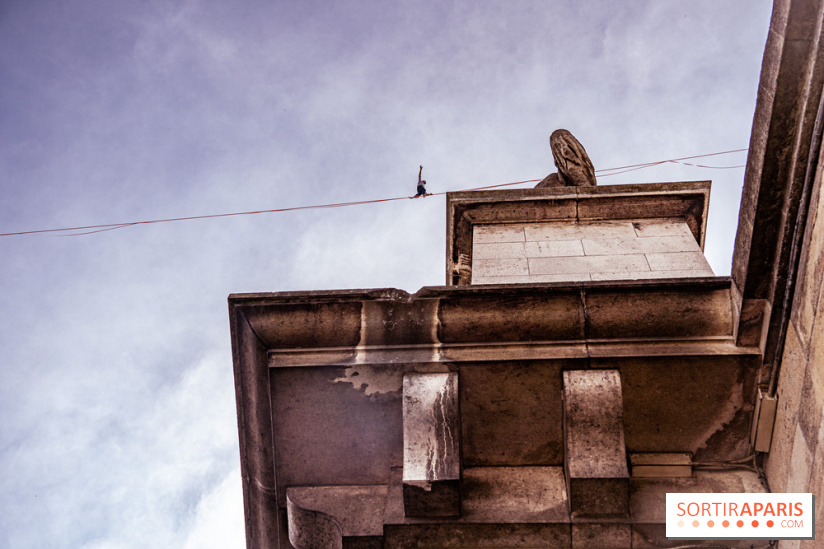Le Funambule Nathan Paulin traverse le Trocadéro de la Tour Eiffel au Théâtre Chaillot