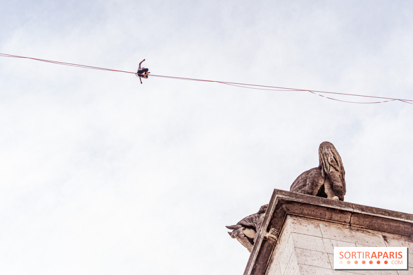Le Funambule Nathan Paulin traverse le Trocadéro de la Tour Eiffel au Théâtre Chaillot