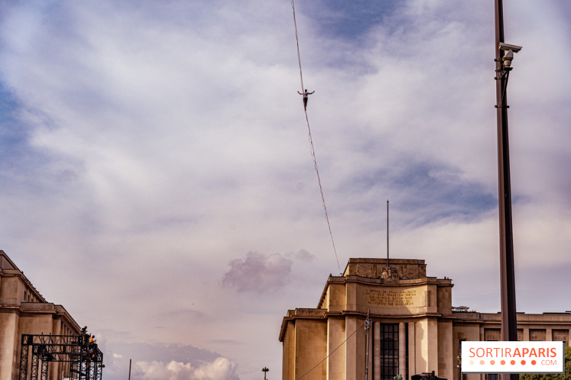 Le Funambule Nathan Paulin traverse le Trocadéro de la Tour Eiffel au Théâtre Chaillot