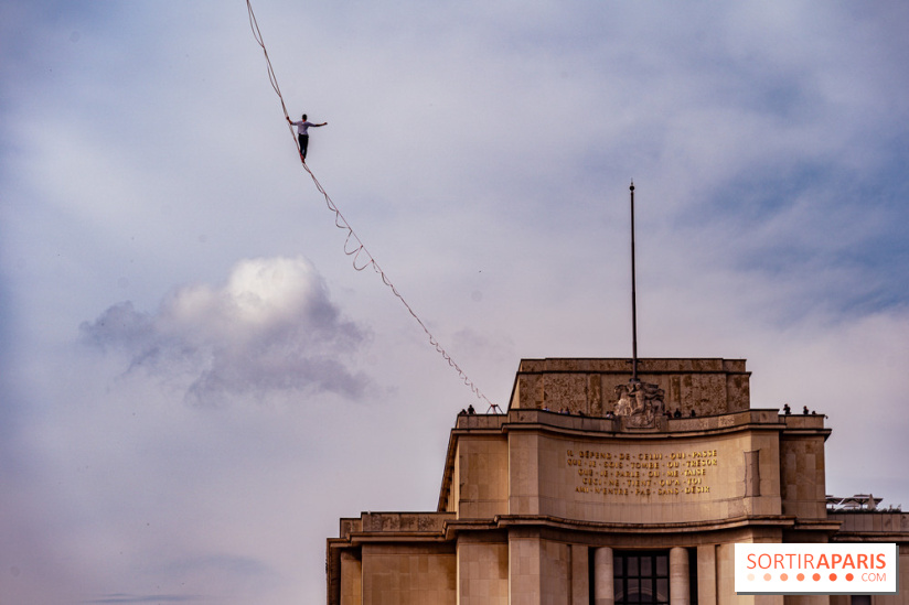 Le Funambule Nathan Paulin traverse le Trocadéro de la Tour Eiffel au Théâtre Chaillot