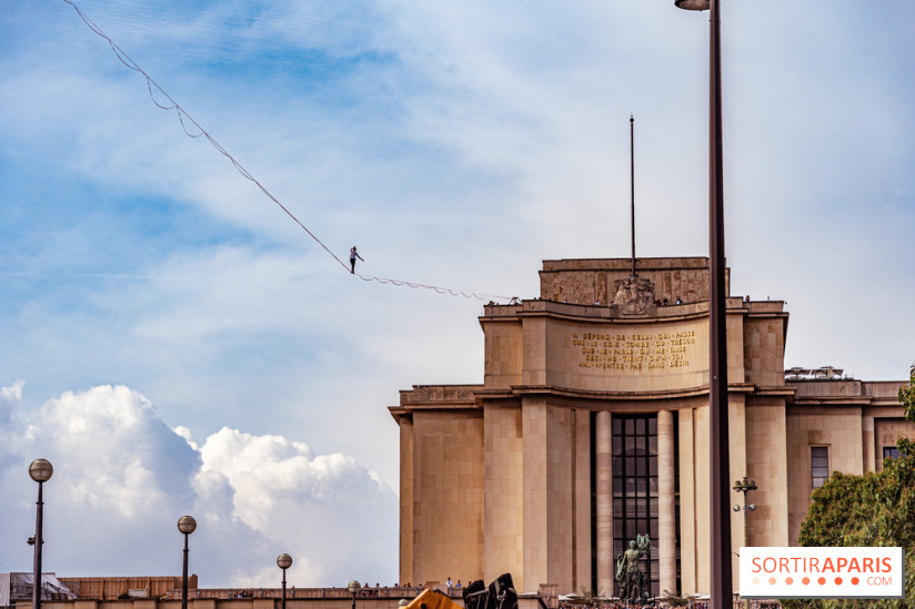 Le Funambule Nathan Paulin traverse le Trocadéro de la Tour Eiffel au Théâtre Chaillot
