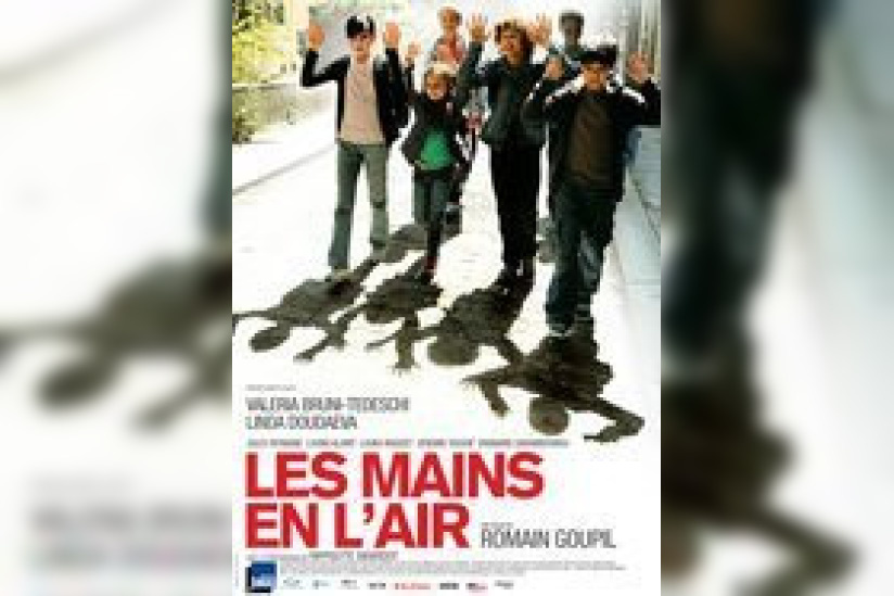 Les mains en l'air