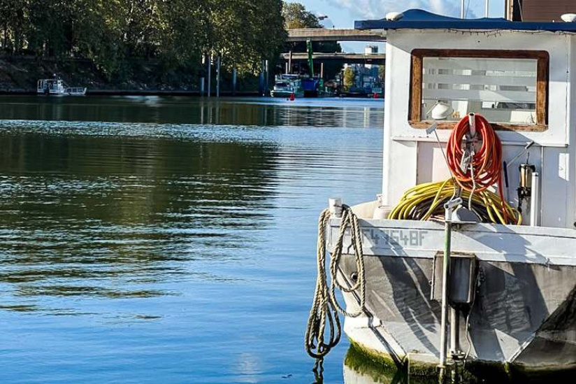 C'est la vie, la péniche amarrée à Asnières, pour un séjour romantique au fil de l'eau