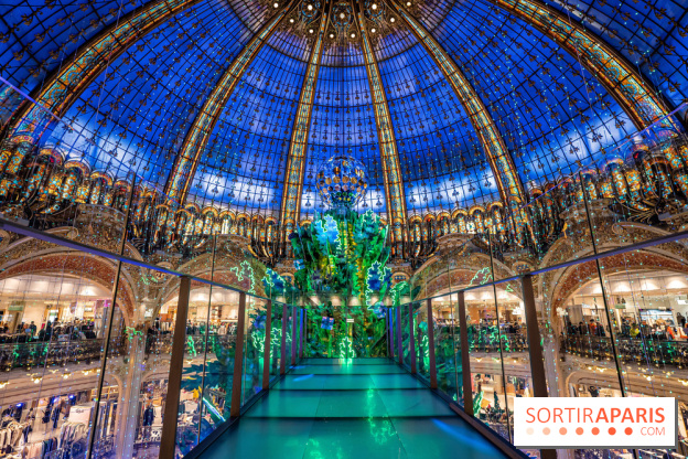 Les vitrines et sapin de Noël des Galeries Lafayette 2022