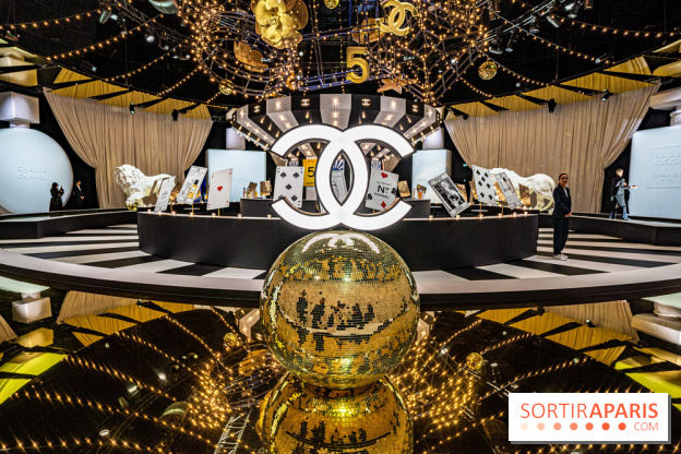 Exposition Le Grand Numéro de Chanel au Grand Palais Éphémère à Paris - Sigle Chanel