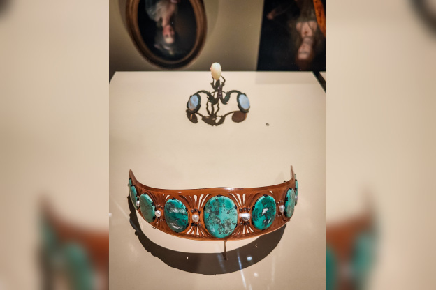 Des cheveux et des poils, l'exposition poilante du musée des Arts décoratifs - nos photos