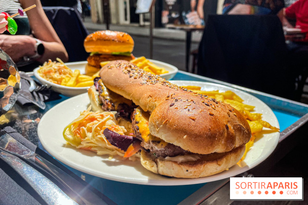 Tata Burger, le restaurant aux burgers en forme de zizi dans le Marais - 3FEFF729 25E8 4FF6 BAF2 E632A5DFD6A9