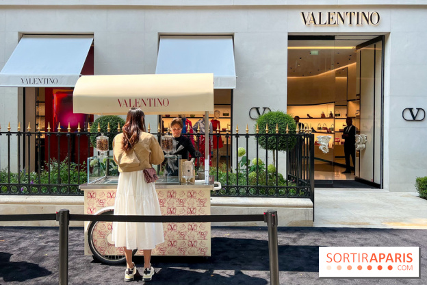 Le stand de glaces gratuites Cédric Grolet pour la Maison Valentino pendant la Fashion Week Haute Couture