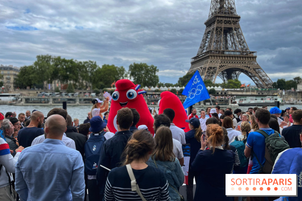 Athlètes et flambeau de Paris 2024
