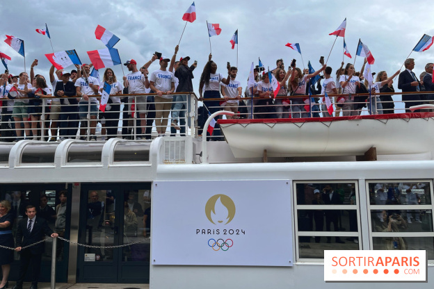 Athlètes et flambeau de Paris 2024