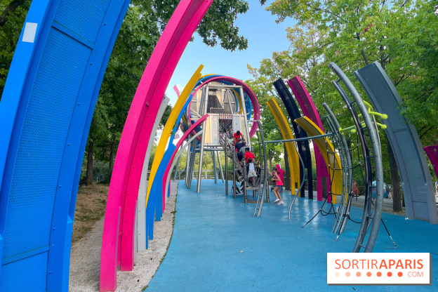 Le Jardin du Dragon, l'aire de jeux colorée au parc de la Villette