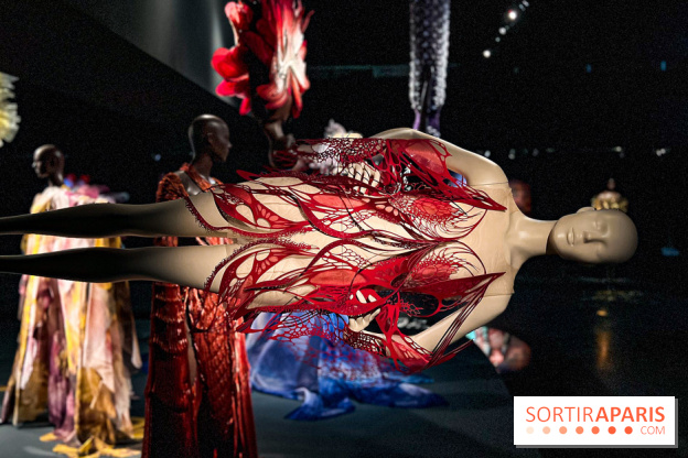L’exposition retrospective de la créatrice de mode Iris Van Herpen au Musée des Arts Décoratifs