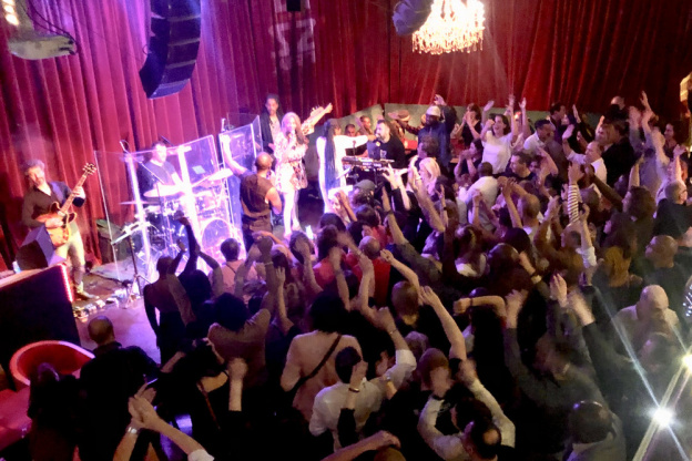 Campagne #32200 - hands up Bizz'Art