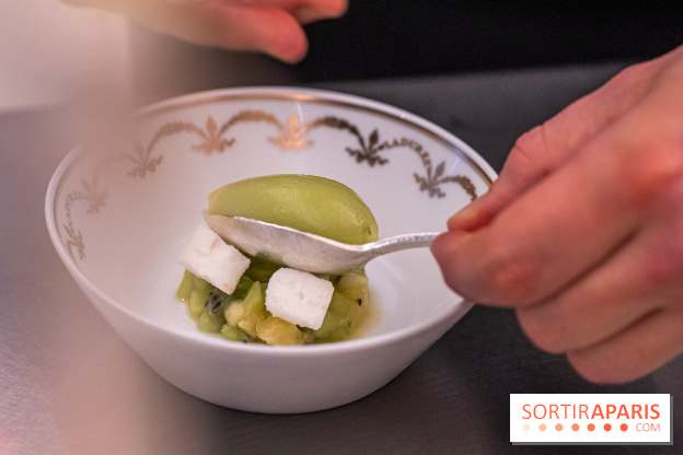 Le tea time du Bar à desserts de Ladurée Champs-Elysées -  A7C2309