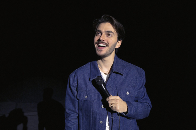 Panayotis Pascot : de nouvelles dates annoncées à Paris pour son spectacle Entre les deux 