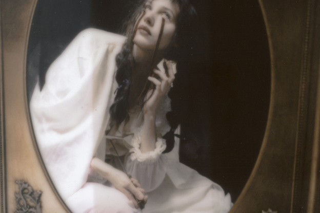 Campagne #32556 - (c) Célia Schoutenden   In loving memory of GS   Série eternal whisper   Autoportrait   courtesy Baxton Gallery   The analog Festival 2024