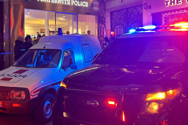Simulateur de tir, écusson de la Bravm, T-shirt de la BAC, mug de la BRI, champagne des stups… la police ouvre sa boutique à Paris