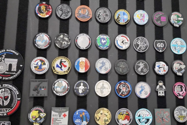 Simulateur de tir, écusson de la Bravm, T-shirt de la BAC, mug de la BRI, champagne des stups… la police ouvre sa boutique à Paris