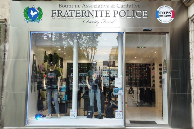 Simulateur de tir, écusson de la Bravm, T-shirt de la BAC, mug de la BRI, champagne des stups… la police ouvre sa boutique à Paris