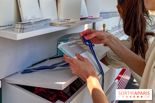 Miu-Miu distribue des livres et des glaces gratuites sur les quais parisiens ! - image00011