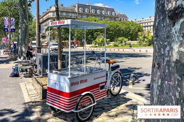 Miu-Miu distribue des livres et des glaces gratuites sur les quais parisiens ! - image00014