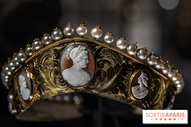 Exposition 'Bijoux de Scène de la Comédie Française' à l'hôtel historique de Mercy-Argenteau qui se dévoile