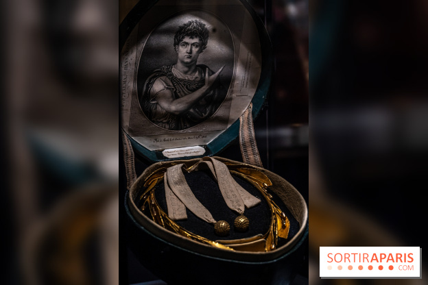 Exposition 'Bijoux de Scène de la Comédie Française' à l'hôtel historique de Mercy-Argenteau qui se dévoile