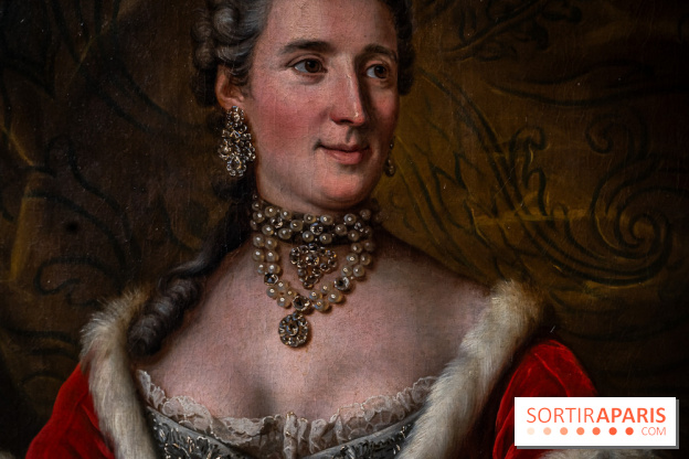 Exposition 'Bijoux de Scène de la Comédie Française' à l'hôtel historique de Mercy-Argenteau qui se dévoile