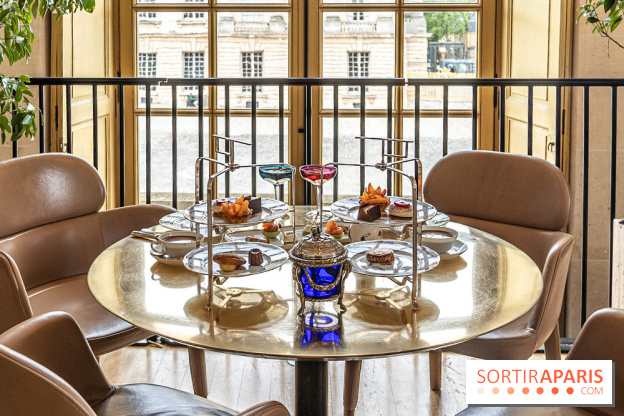 Le Tea Time de la Reine d'Ore à Versailles -  table et vue sur la cour du château