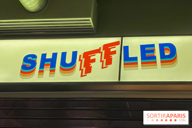 Shuffled, l'enseigne de shuffleboard à Boom Boom Villette