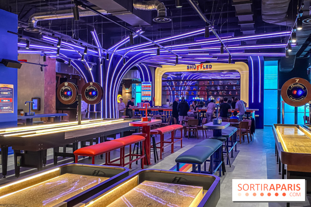 Shuffled, l'enseigne de shuffleboard à Boom Boom Villette