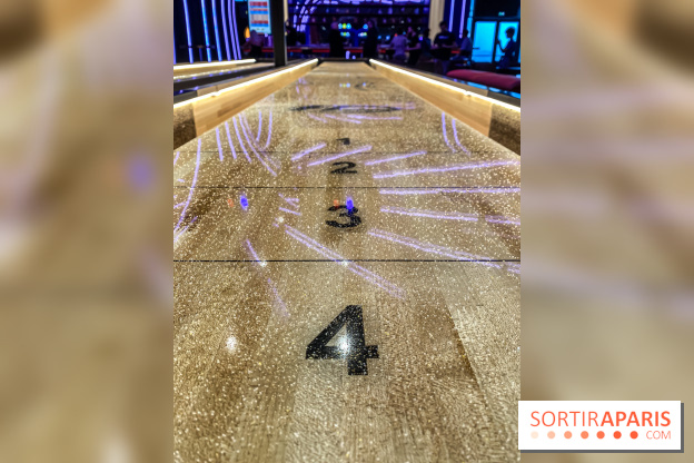 Shuffled, l'enseigne de shuffleboard à Boom Boom Villette