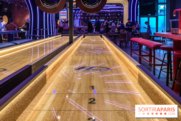 Shuffled, l'enseigne de shuffleboard à Boom Boom Villette