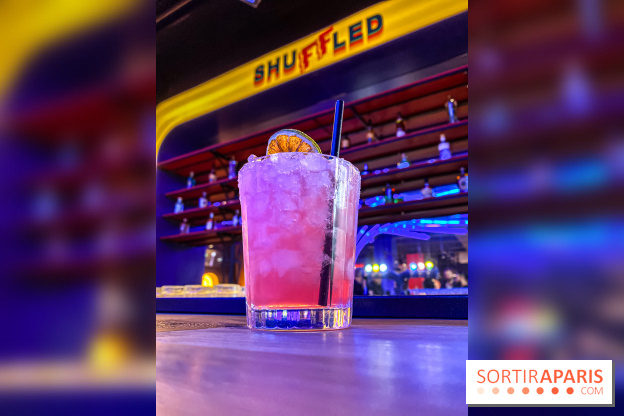 Shuffled, l'enseigne de shuffleboard à Boom Boom Villette