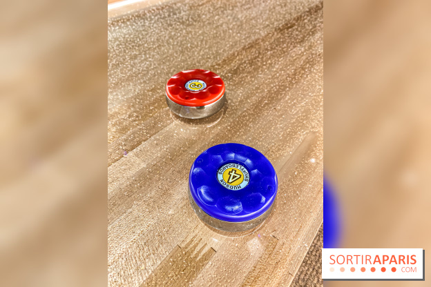 Shuffled, l'enseigne de shuffleboard à Boom Boom Villette