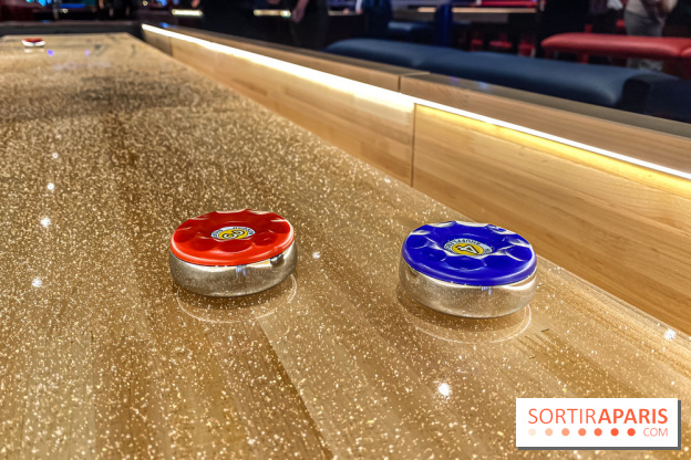 Shuffled, l'enseigne de shuffleboard à Boom Boom Villette
