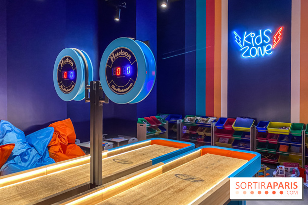 Shuffled, l'enseigne de shuffleboard à Boom Boom Villette