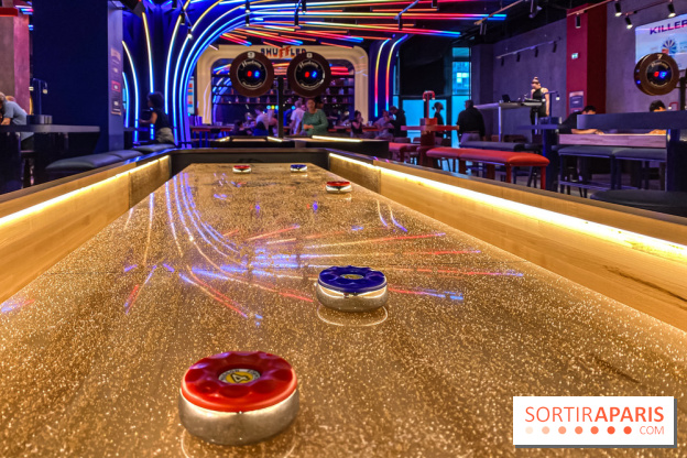 Shuffled, l'enseigne de shuffleboard à Boom Boom Villette