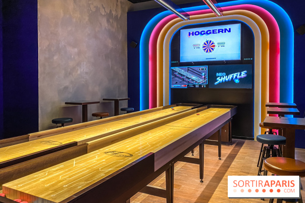 Shuffled, l'enseigne de shuffleboard à Boom Boom Villette