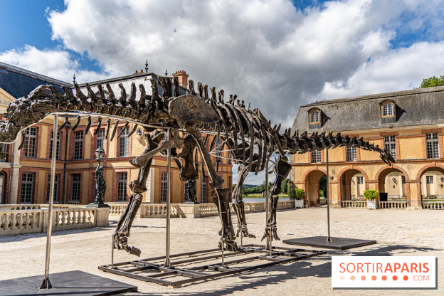 Un dinosaure géant au Château de Dampierre - Jurassique au Château de Dampierre